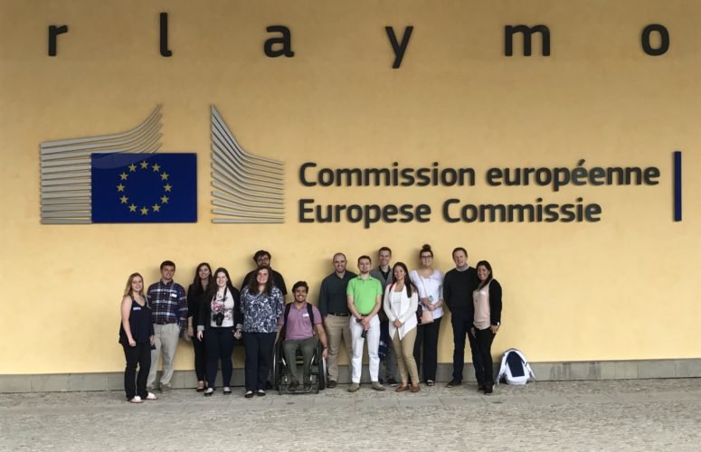 Students standing in front of Commission Europeenne Europese Commissie