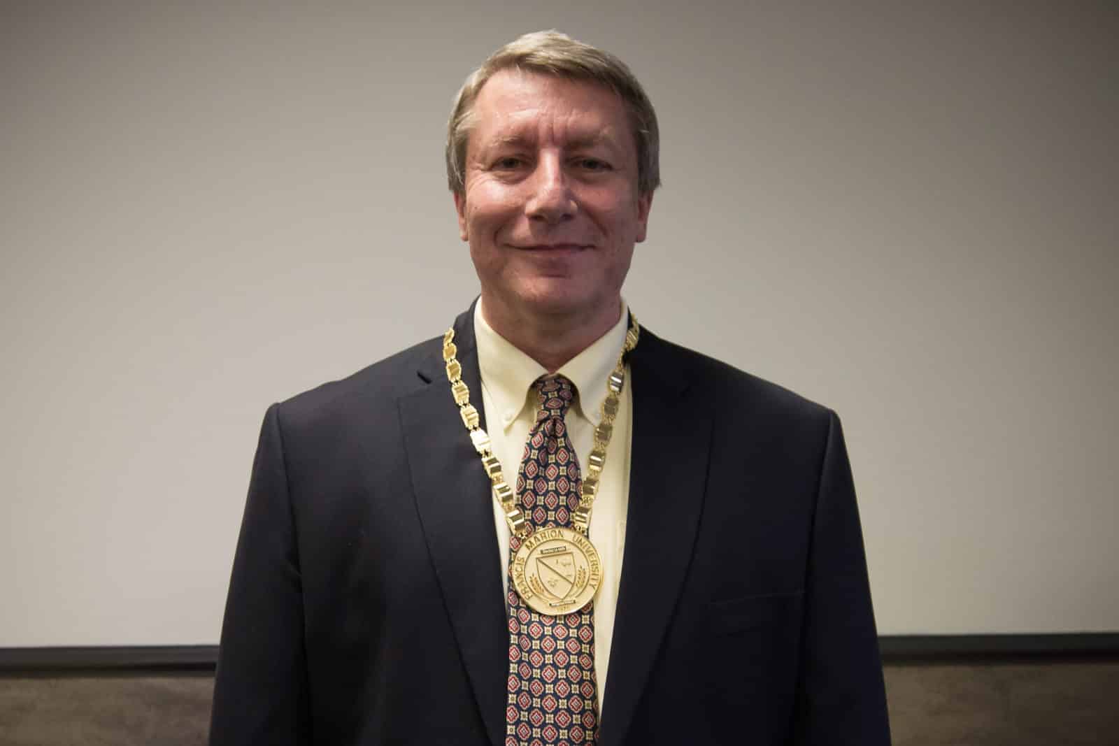 Francis Marion’s Best named distinguished professor for 2017-2018 Francis Marion’s Best named distinguished professor for 2017-2018