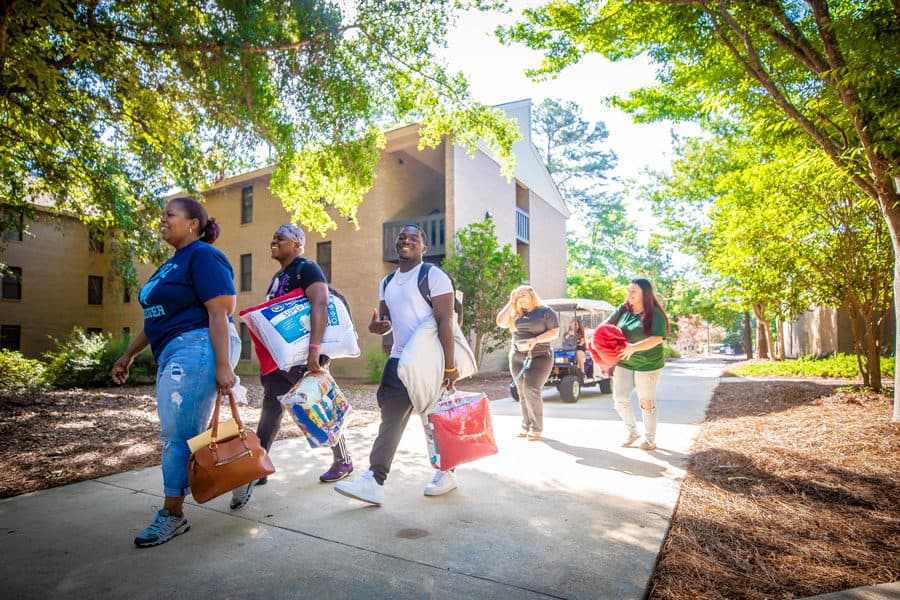 Freshmen move-in kicks off busy week at FMU Freshmen move-in kicks off busy week at FMU