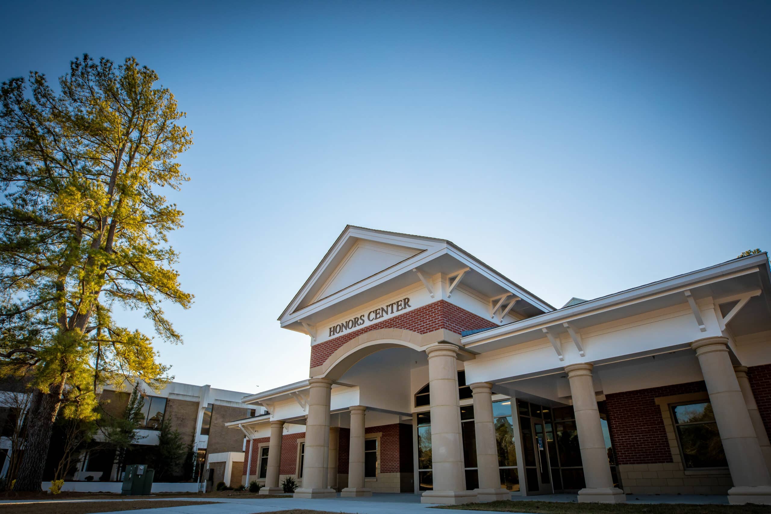 FMU hosts dedication ceremony for naming of Honors Center facilities